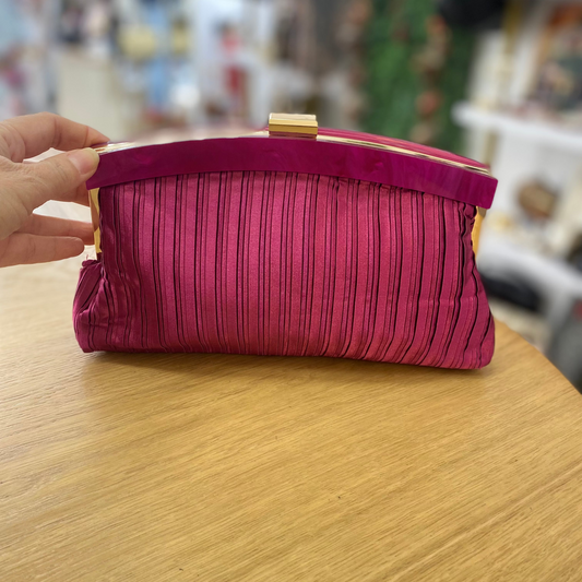 Bolso fiesta clutch buganvilla con textura plisada y mango marmolado