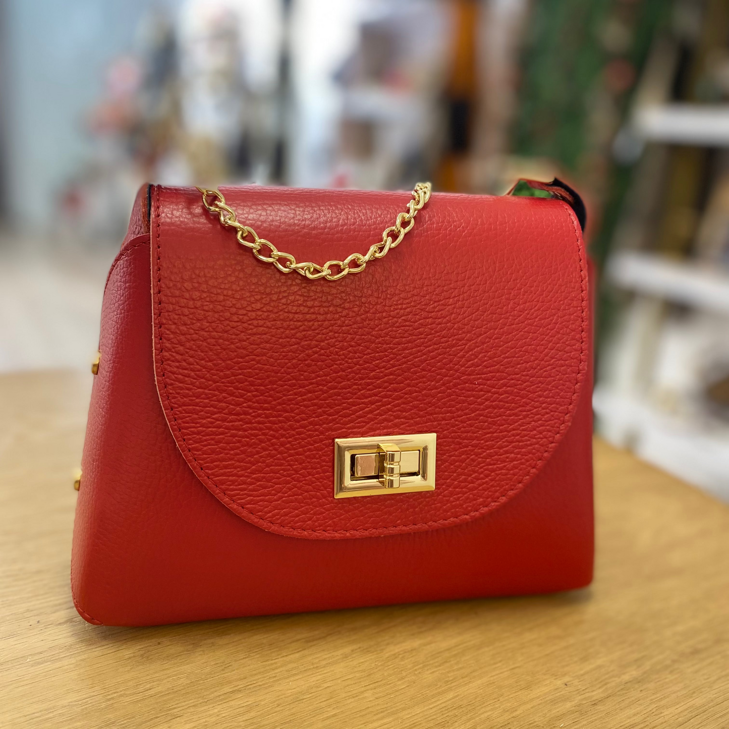 Bolso de piel 100% vacuno tipo bucket con tachuelas