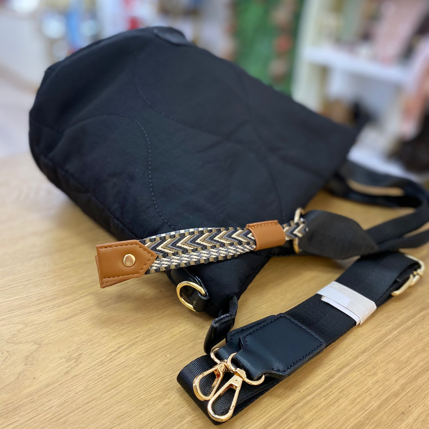 Sac bandoulière matelassé à rayures noires