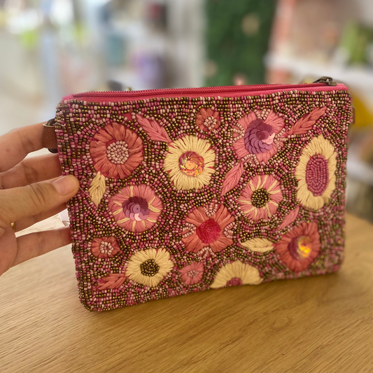Cartera de mano 100% algodón con detalles florales bordados y cuentas color fucsia  - mbyou