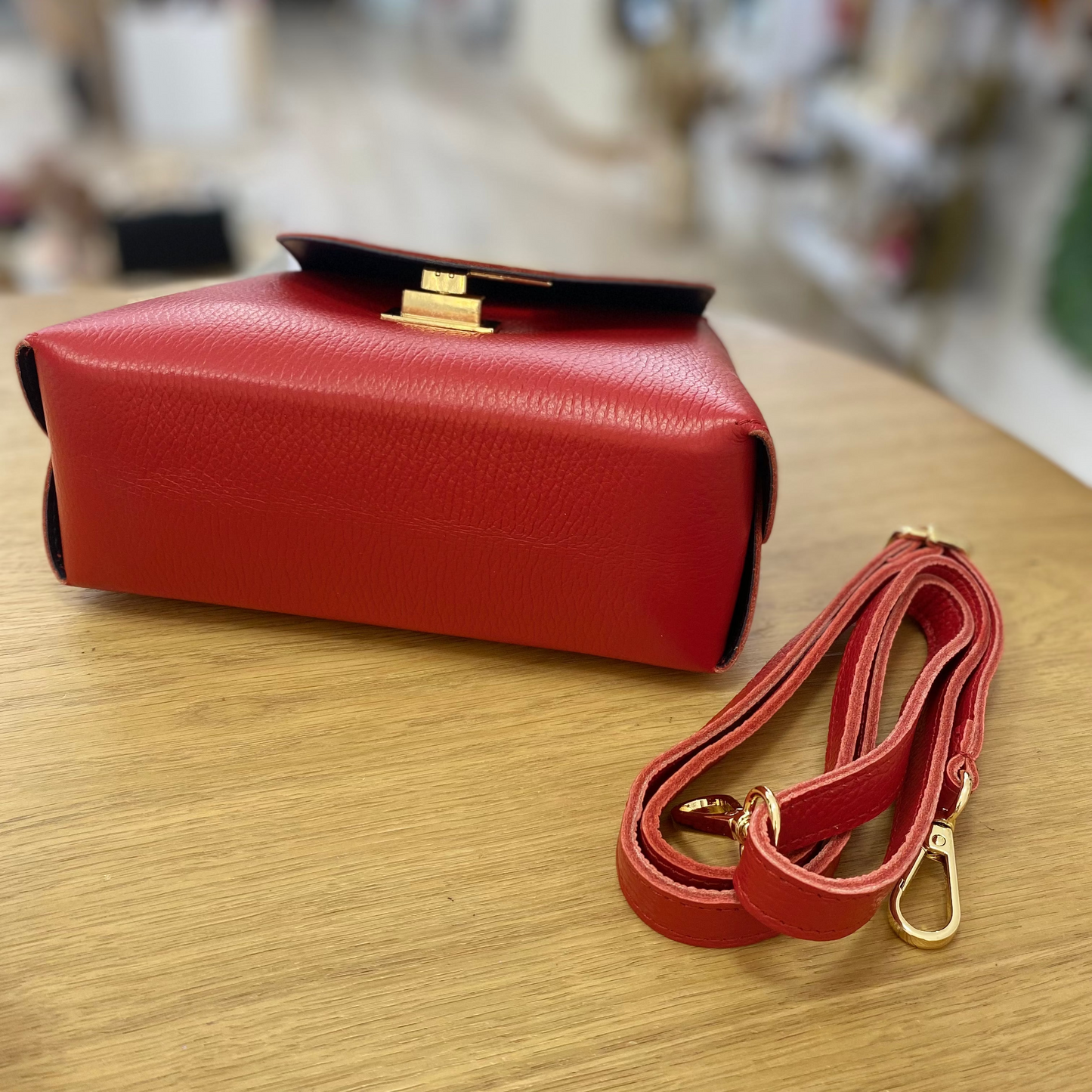 Bolso de piel 100% vacuno tipo bucket con tachuelas