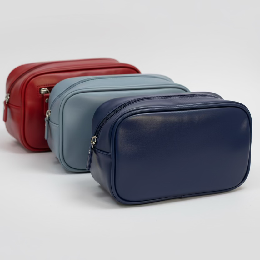 Bolso neceser acabado liso y detalle de líneas y logo de marca Privata - Moments by You