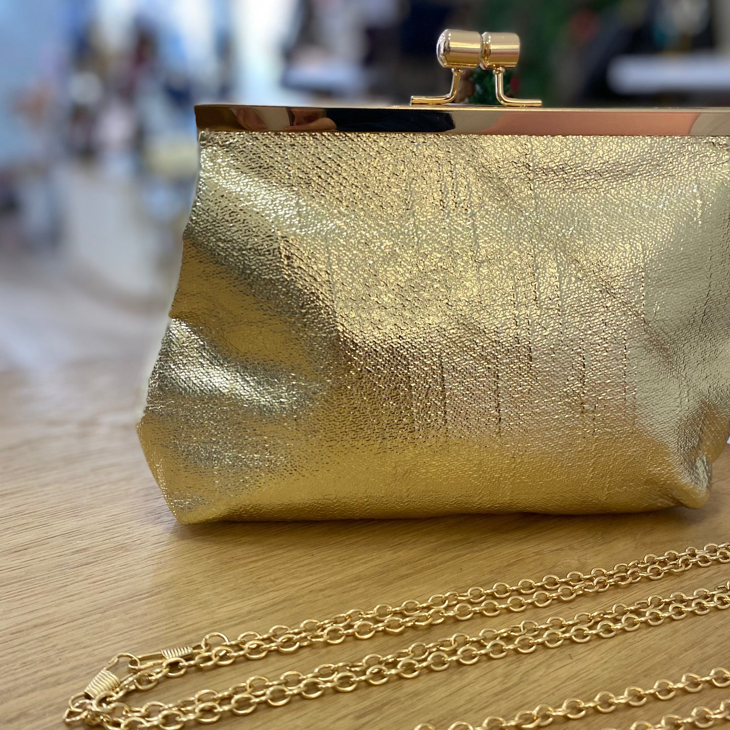 Bolso clutch de fiesta con textura y cierre vintage dorado