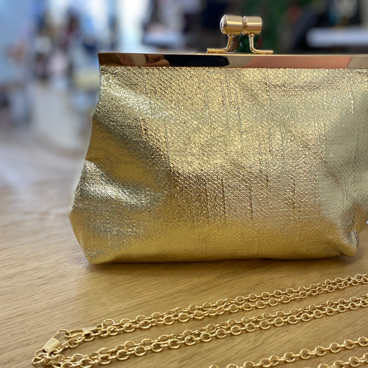 Bolso clutch de fiesta con textura y cierre vintage dorado