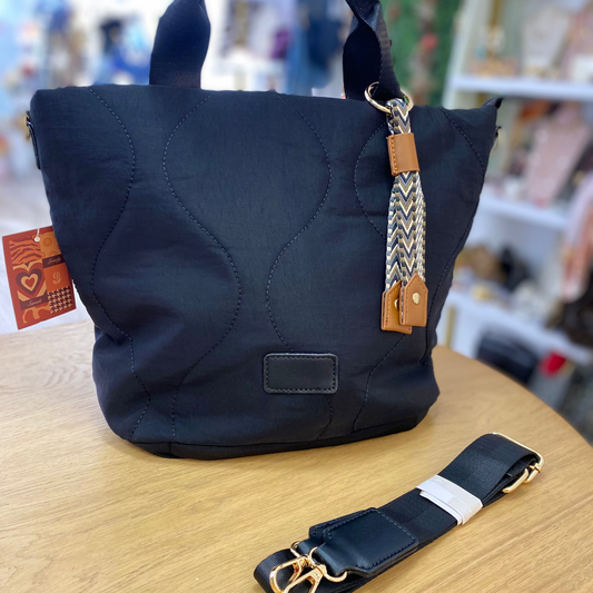 Bolso acolchado negro con llavero de cuerda