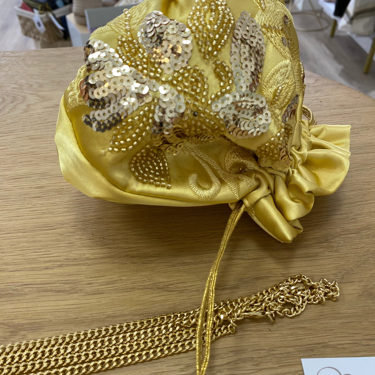 Bolso de fiesta tipo bombonera amarillo pastel con bordados y lentejuelas - mbyou