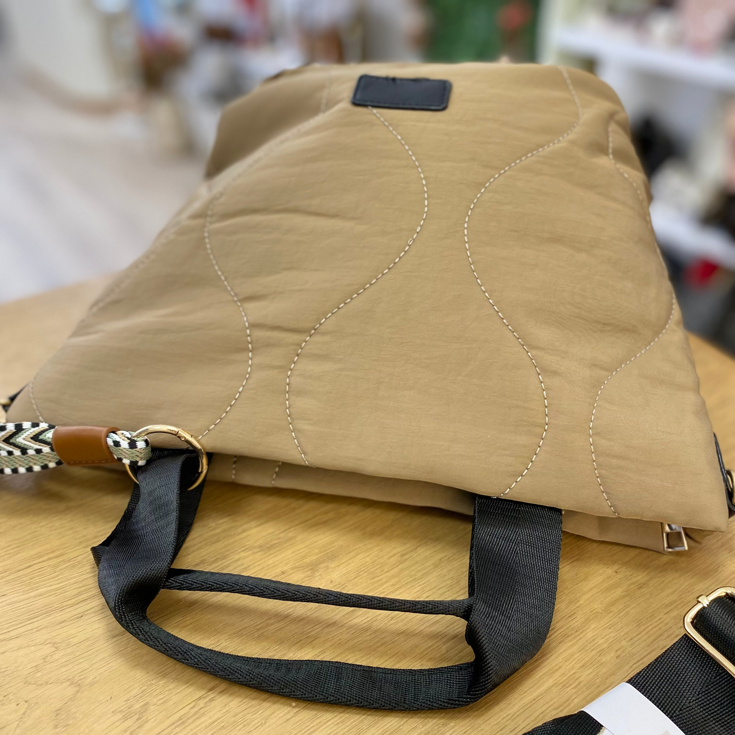 Sac bandoulière matelassé à rayures noires