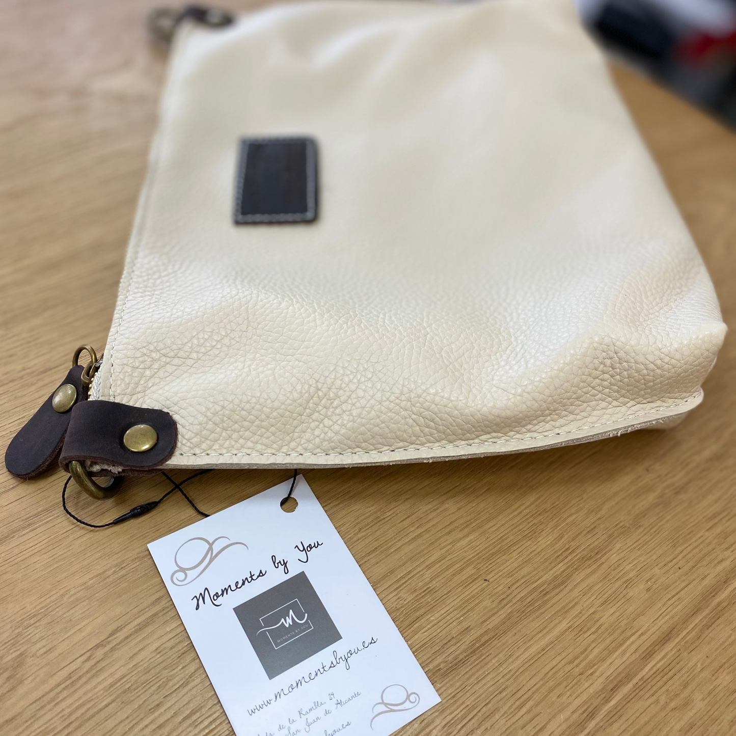 Bolso bandolera de piel 100% vacuno pespuntes en color beige