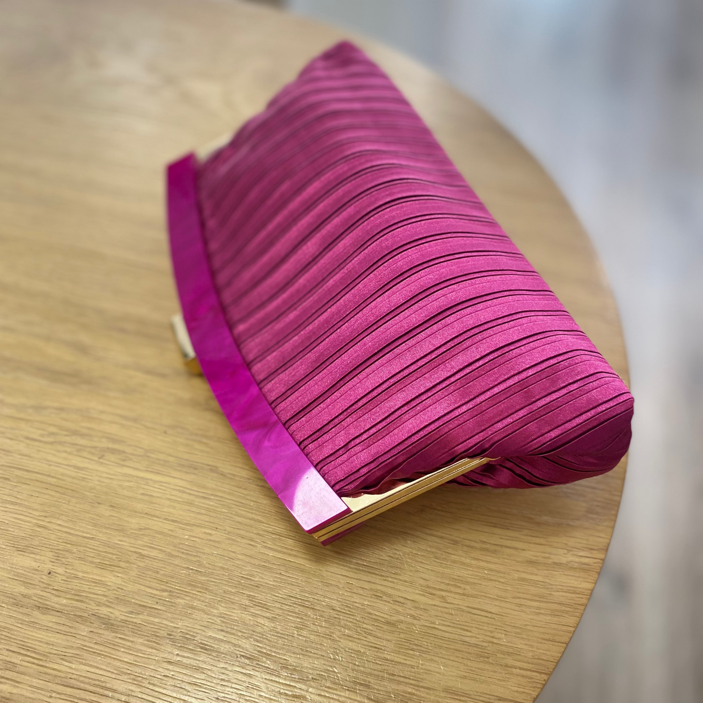 Bolso fiesta clutch buganvilla con textura plisada y mango marmolado