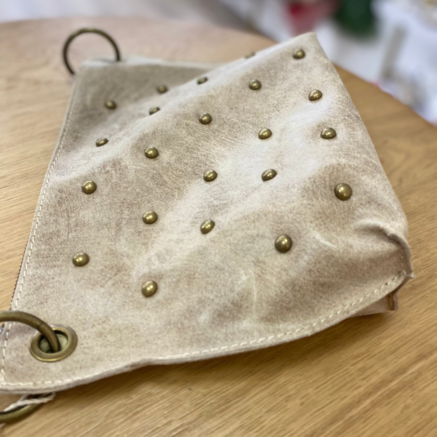 Bolso bandolera piel 100% auténtica con tachuelas y estampado antiguo