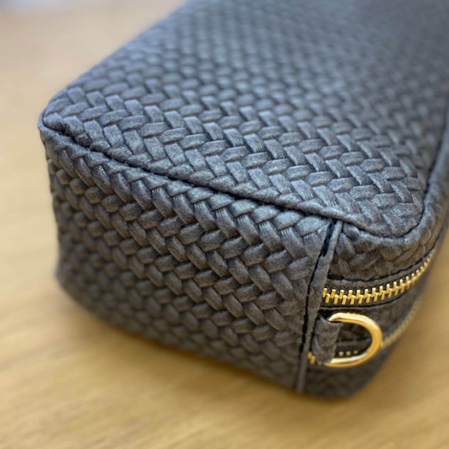Bolso piel 100% vacuno bandolera tipo cubo con piel efecto trenzado y doble cremallera gris marengo - mbyou