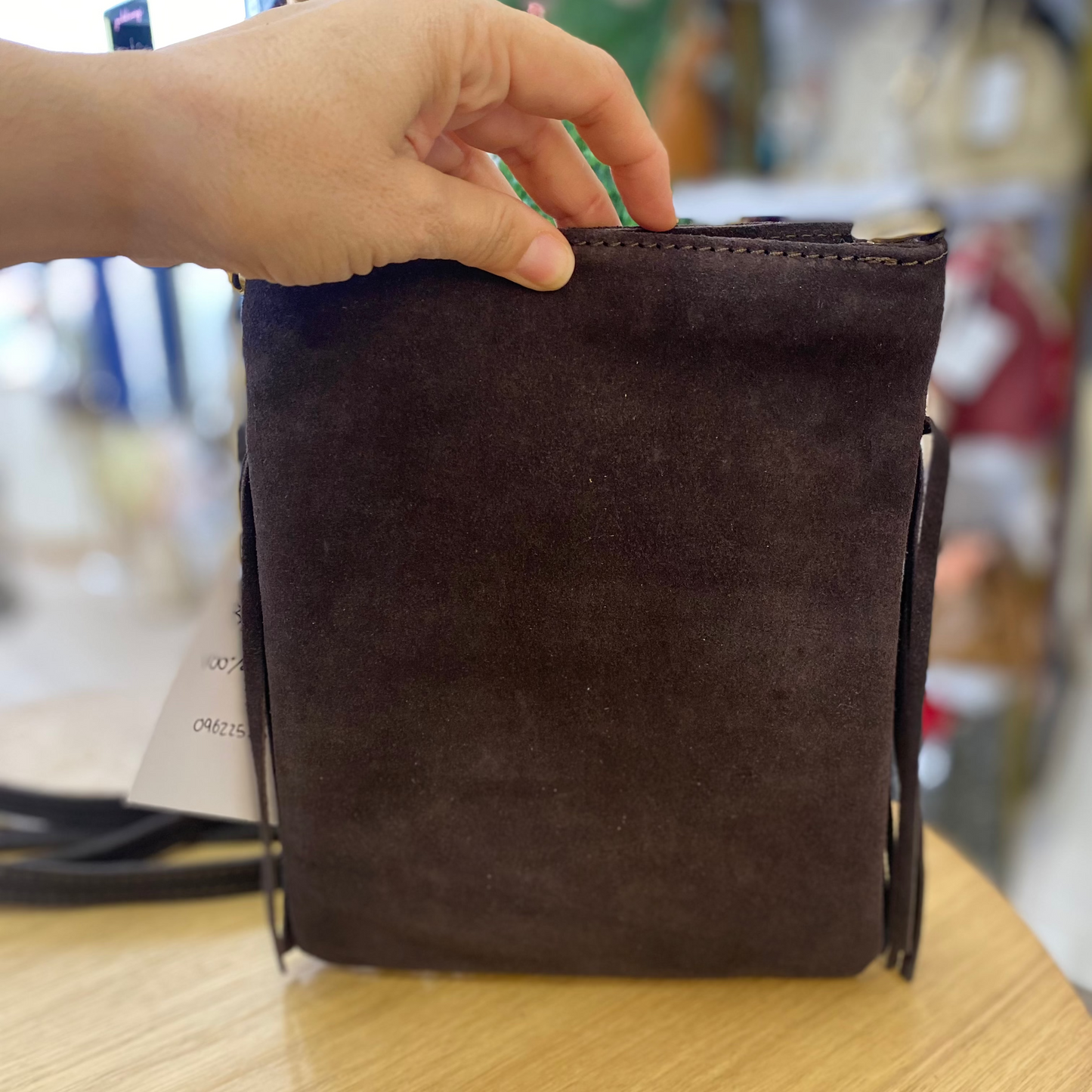 Bolso bandolera de piel 100% ante con flecos y tachuelas doradas  marrón chocolate - mbyou