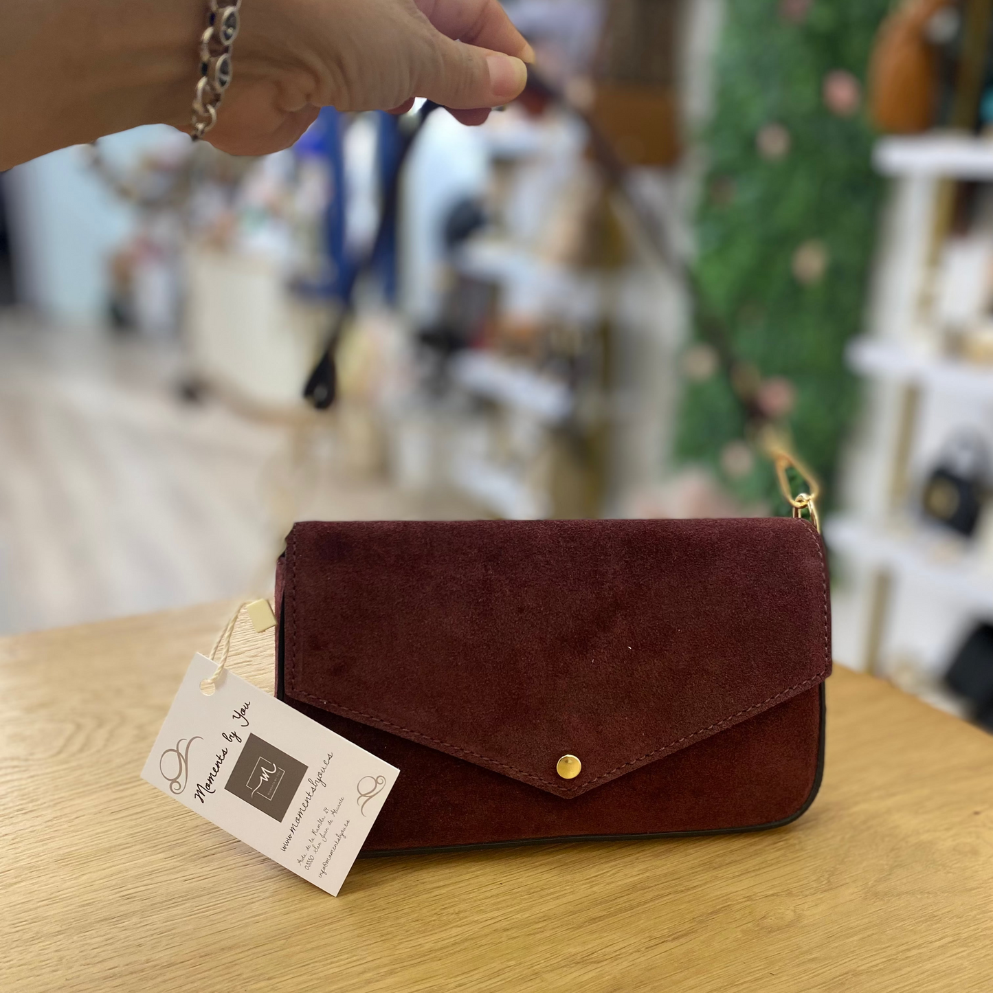 Bolso pequeño de piel 100% vacuno acabado ante con solapa y detalles en dorado color burdeos  - mbyou