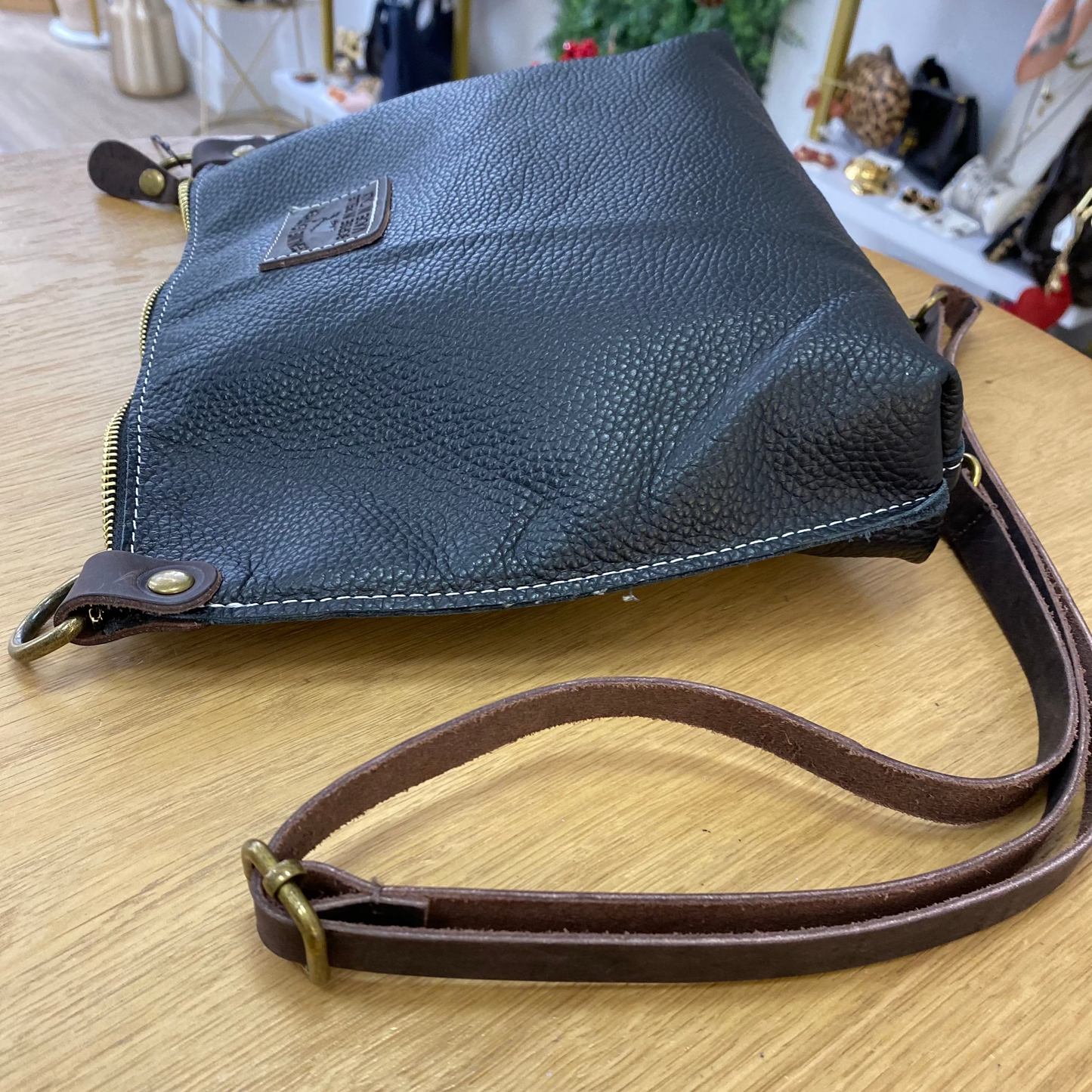 Bolso bandolera de piel 100% vacuno pespuntes en color negro