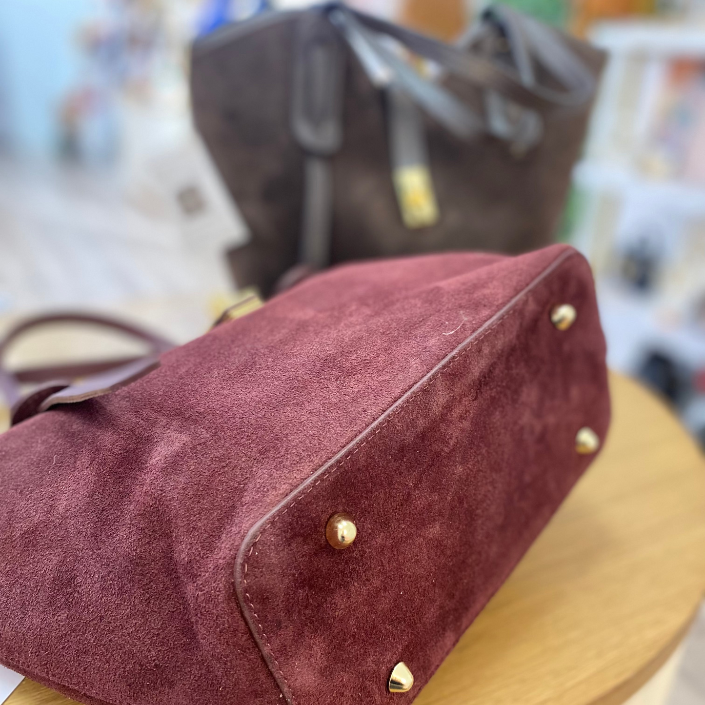 Bolso shopper de piel 100% vacuno con acabado ante y neceser interior color burdeos - mbyou