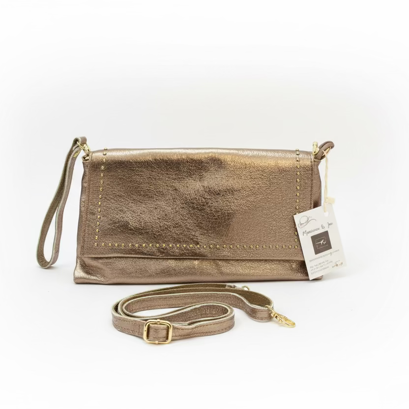 Bolso tipo sobre y piel 100% vacuno con tachuelas y en oro rosa