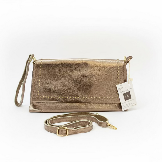 Bolso tipo sobre y piel 100% vacuno con tachuelas y en oro rosa
