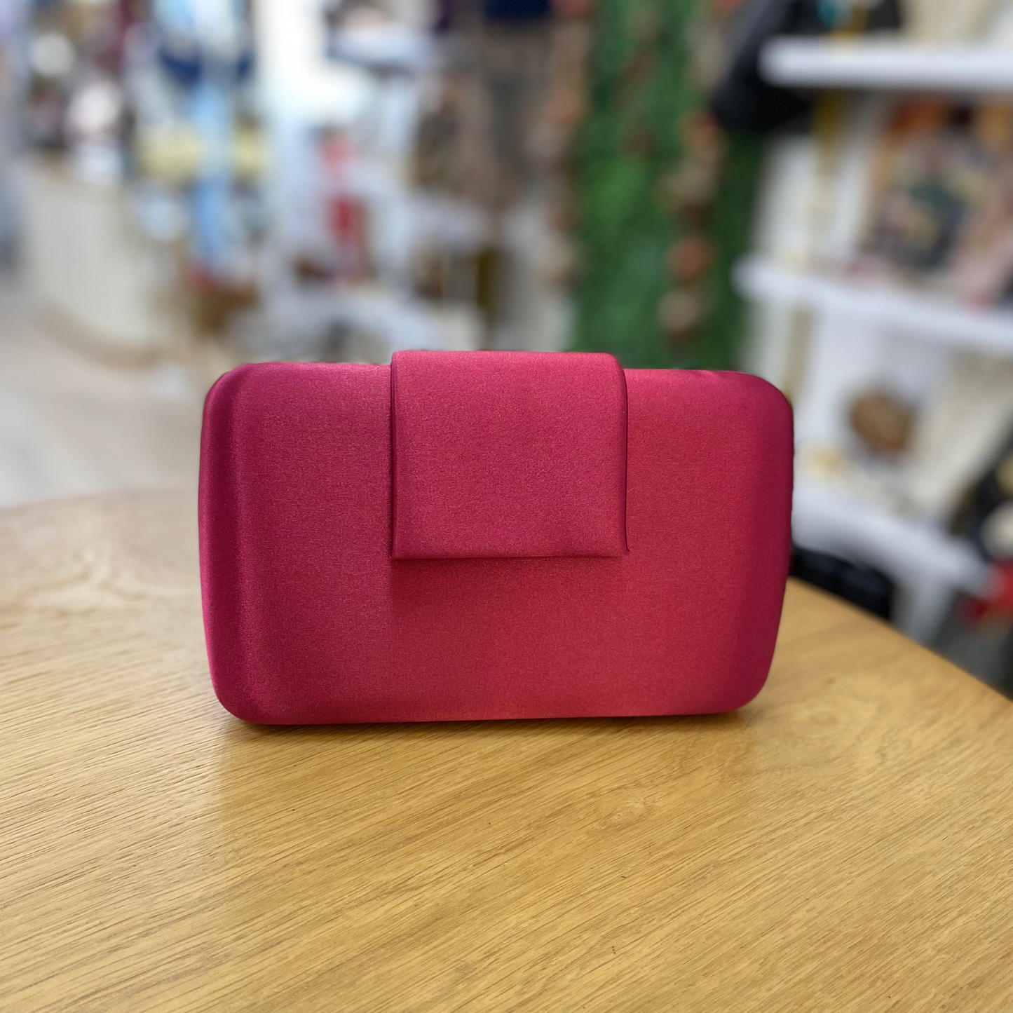 Bolso clutch buganvilla con solapa y borla