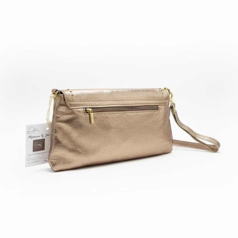 Bolso tipo sobre y piel 100% vacuno con tachuelas y en oro rosa