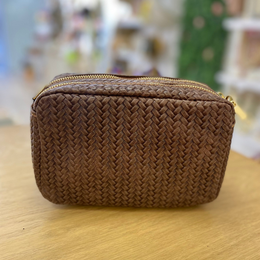 Bolso piel 100% vacuno bandolera tipo cubo con piel efecto trenzado y doble cremallera chocolate - mbyou