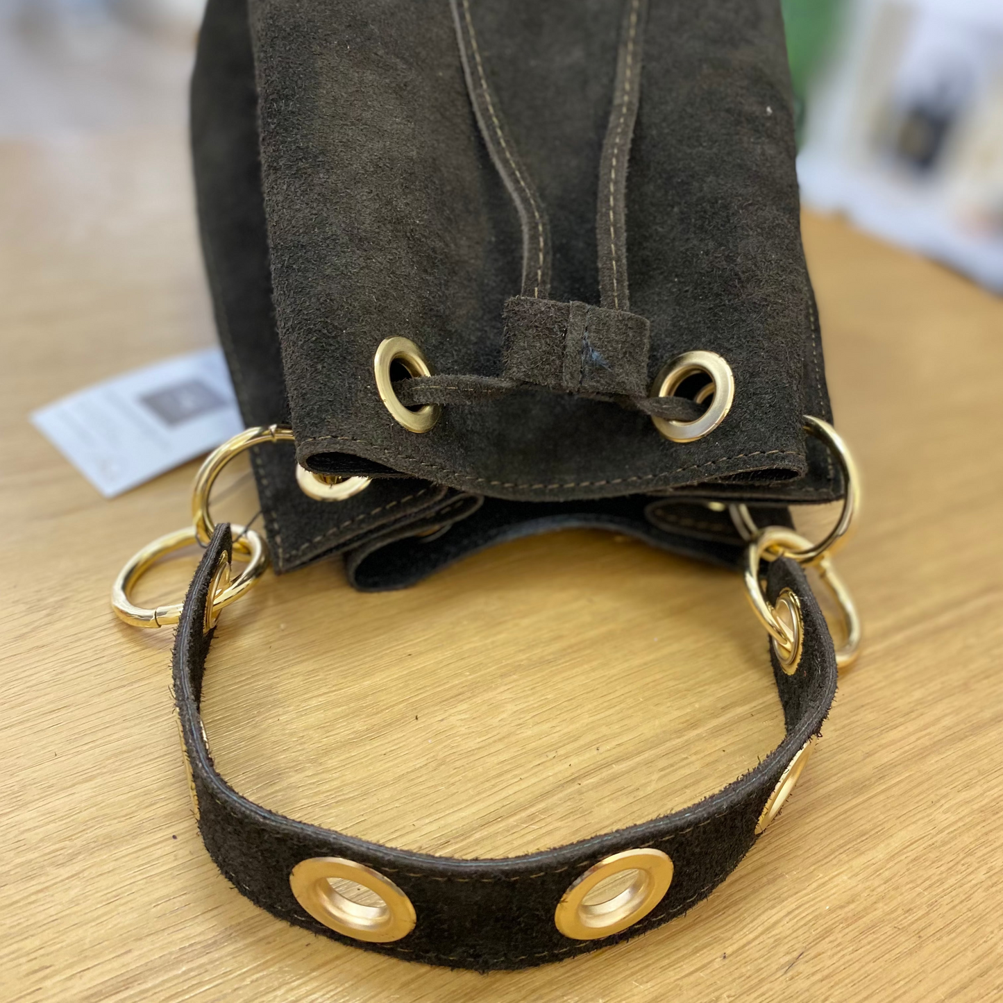 Bolso de hombro tipo saco 100% piel serraje auténtica en color marrón chocolate - mbyou