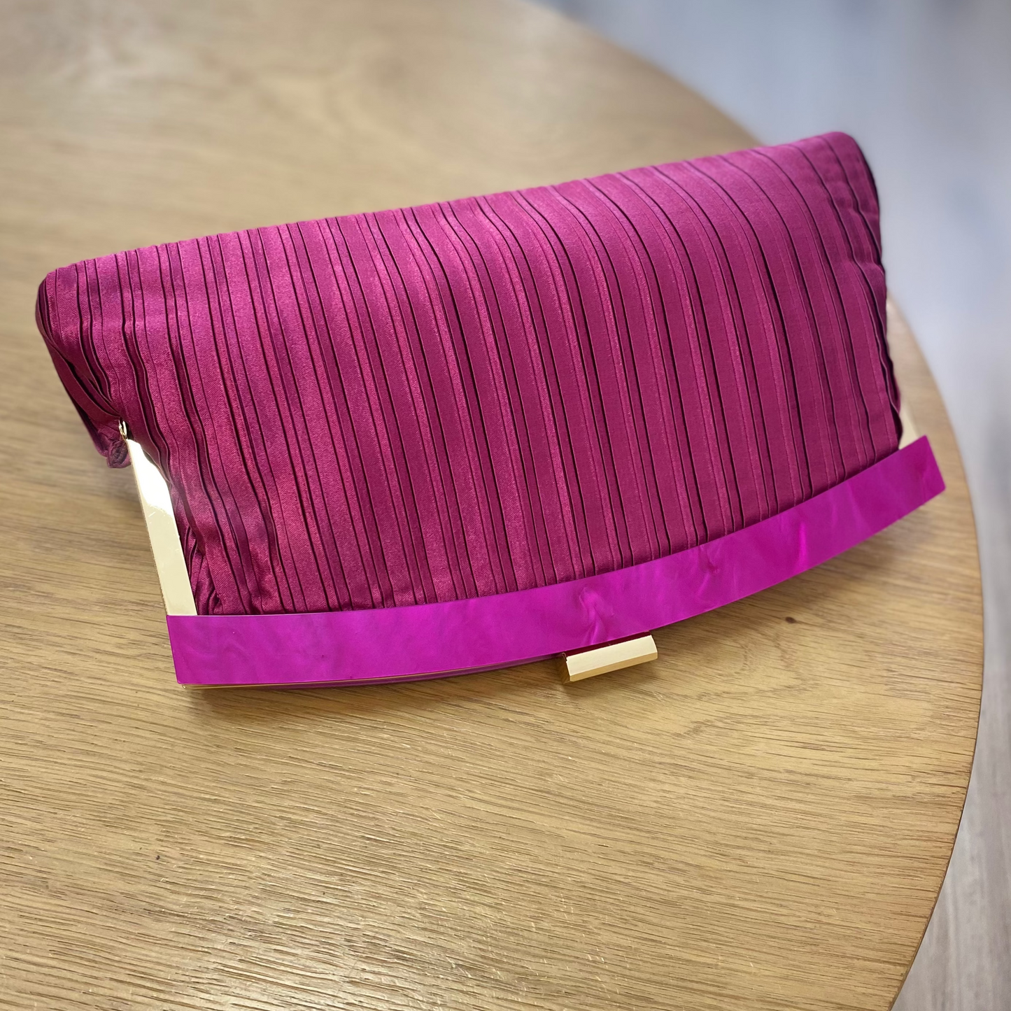 Bolso fiesta clutch buganvilla con textura plisada y mango marmolado