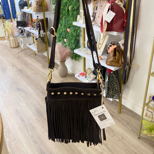 Bolso bandolera de piel 100% ante con flecos y tachuelas doradas  marrón chocolate - mbyou