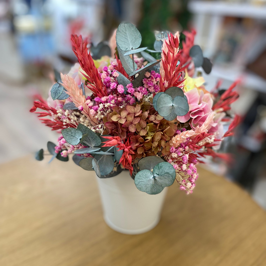 Centro de flores con hortensias y eucalipto preservado y artificial