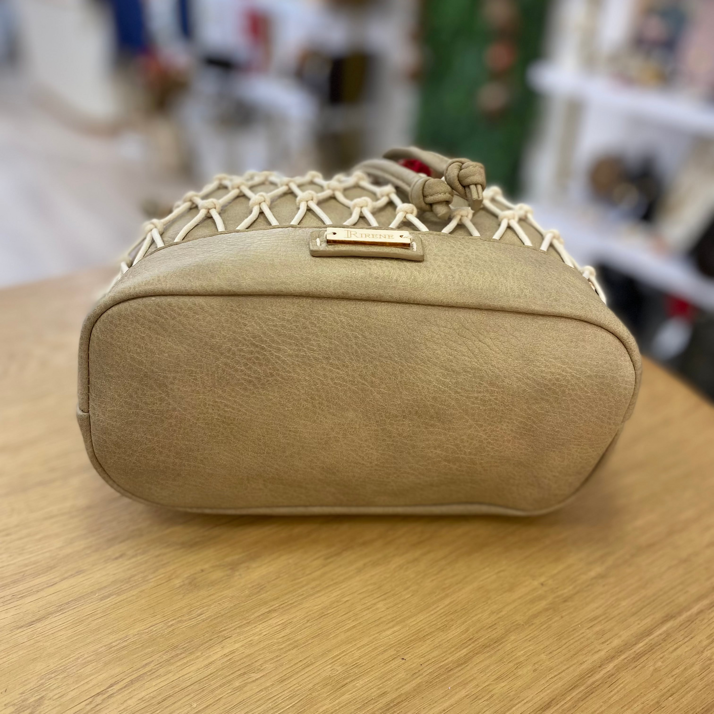 Bolso bandolera en formato saco con malla por la parte media del bolso en color verde grisáceo  - mbyou