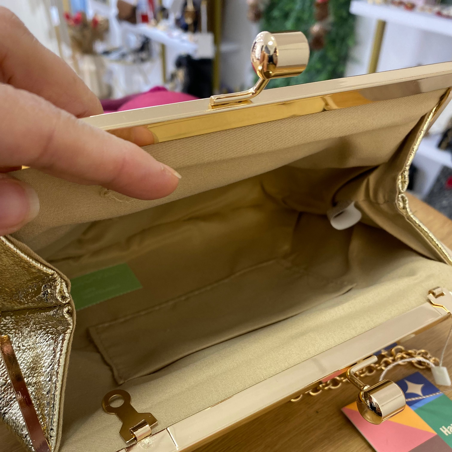 Bolso clutch de fiesta con textura y cierre vintage dorado