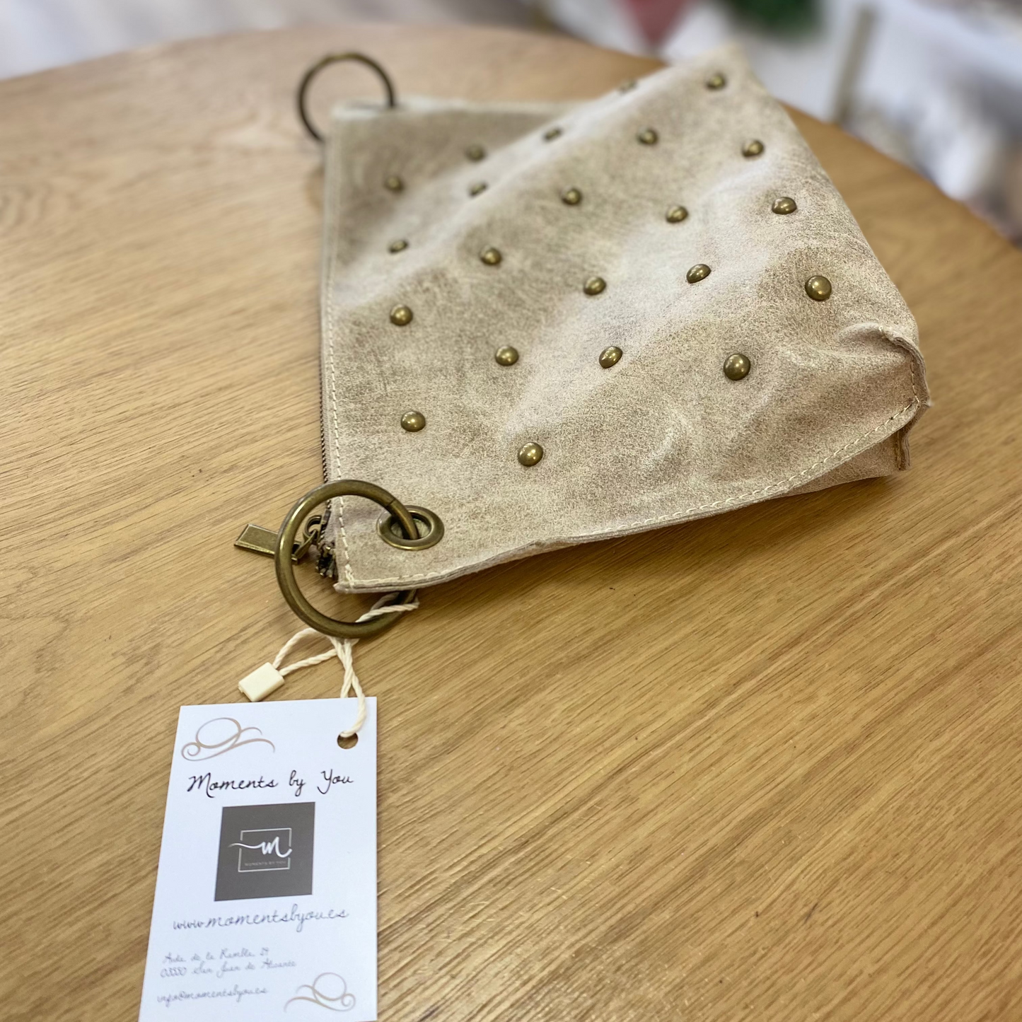 Bolso bandolera piel 100% auténtica con tachuelas y estampado antiguo