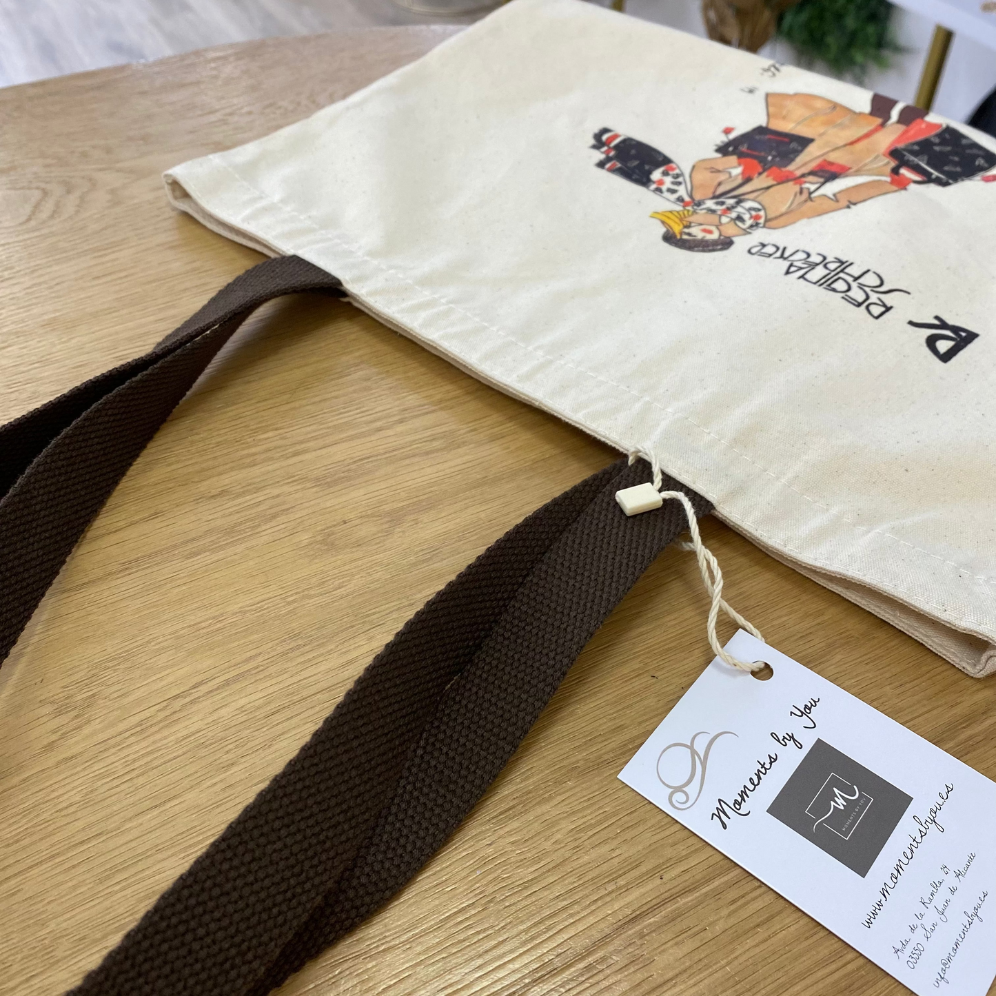 Tote bag de tela con detalle de mujer en color beige y marrón chocolate  - mbyou