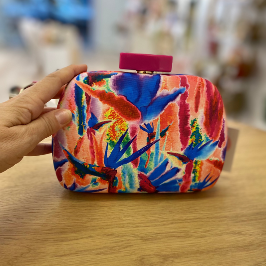 Bolso de mano fiesta tipo pochette con estampado abstracto en tonos rosa fucsia, naranjas y azules y cierre fucsia -mbyou