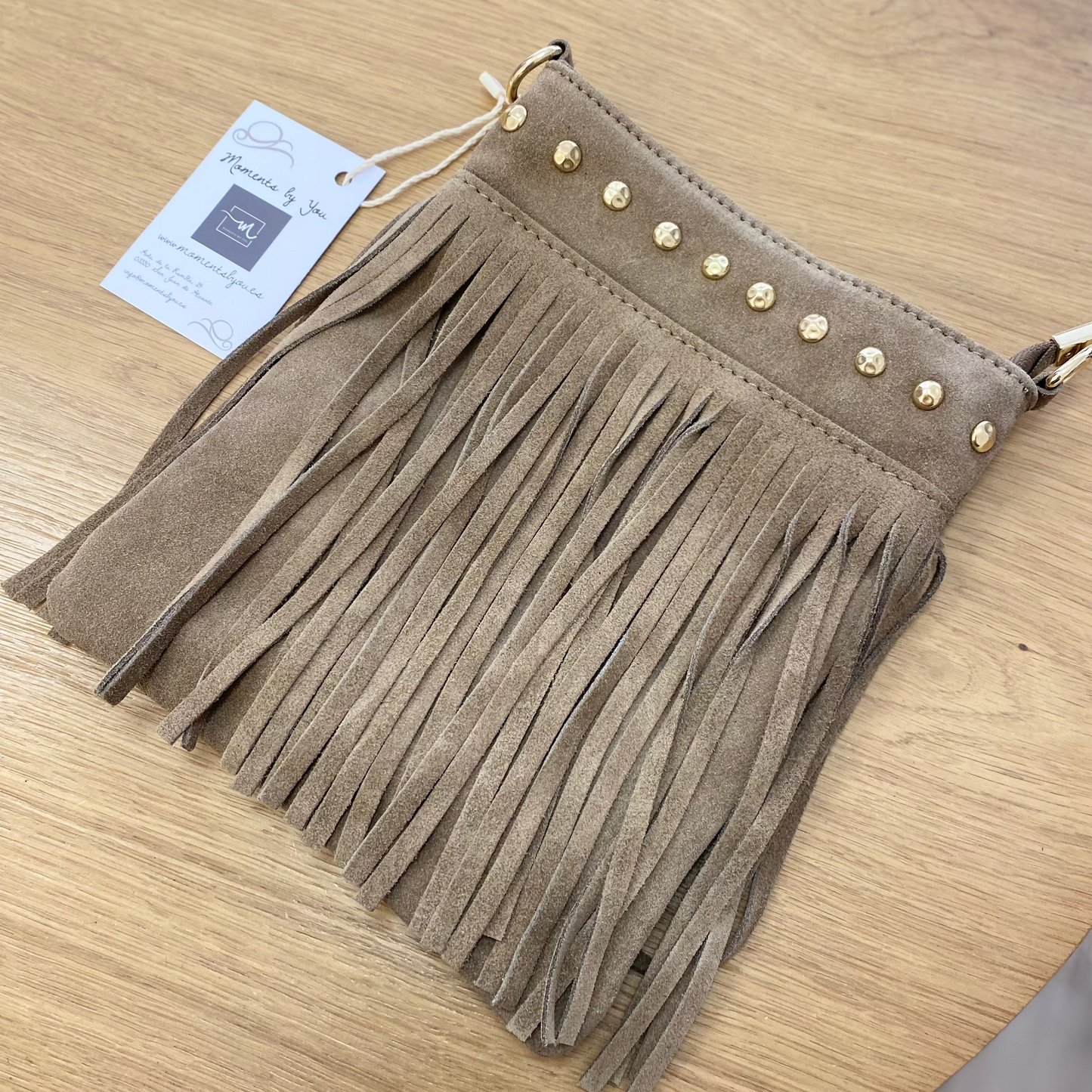 Bolso bandolera de piel 100% ante con flecos y tachuelas en color beige- mbyou