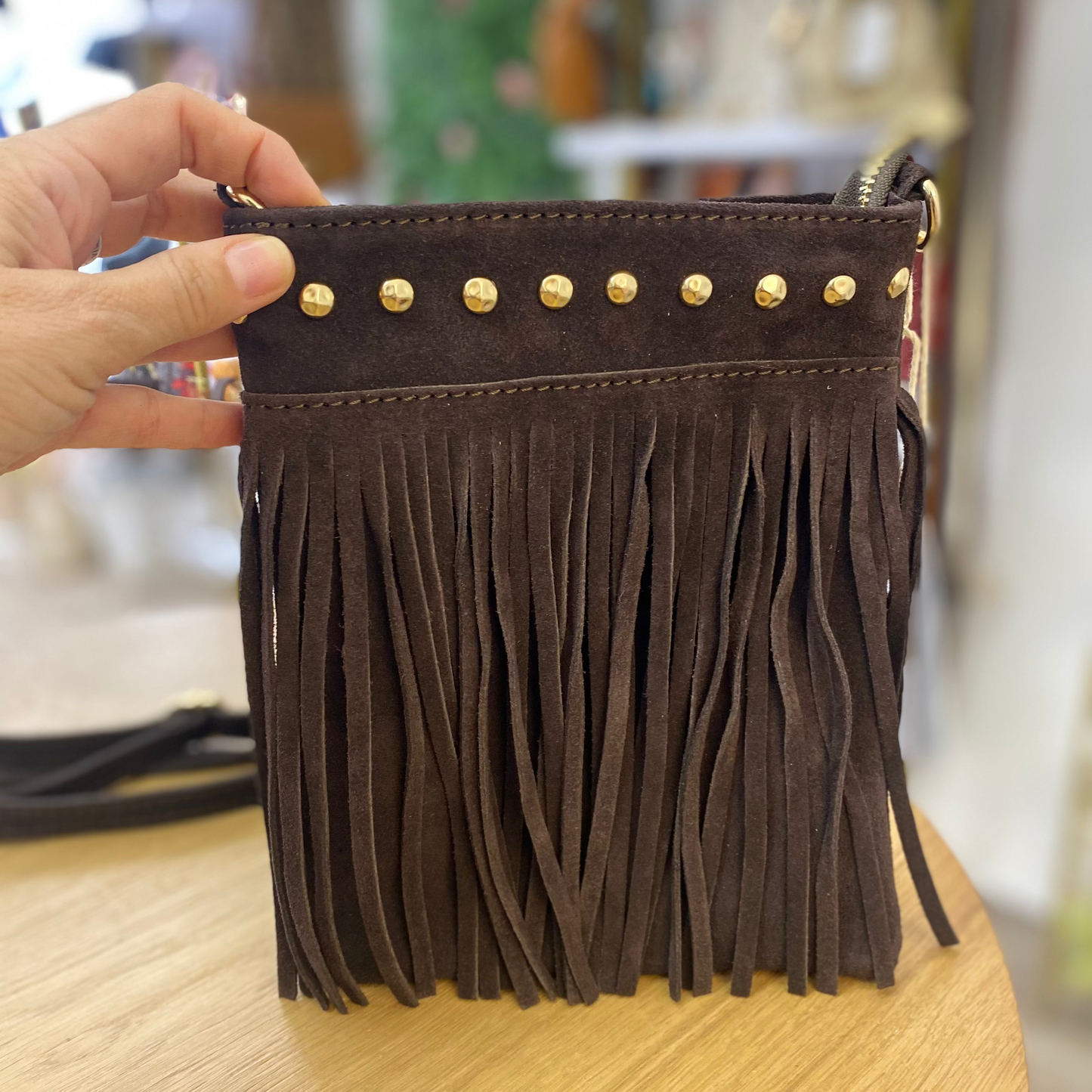 Bolso bandolera de piel 100% ante con flecos y tachuelas doradas  marrón chocolate - mbyou