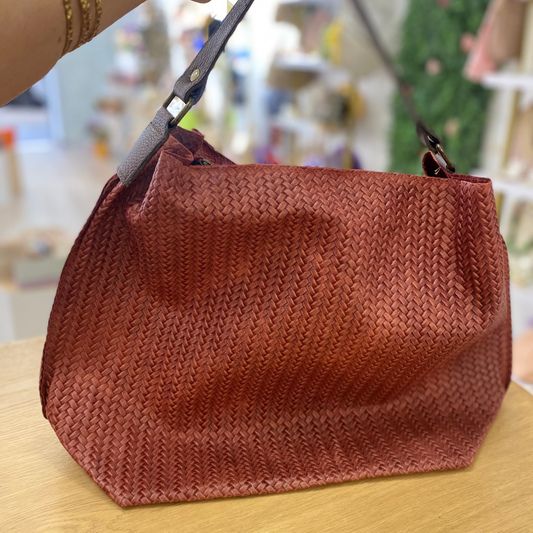 Bolso de piel 100% piel de vacuno tipo shopper efecto trenzado color burdeos y chocolate - mbyou