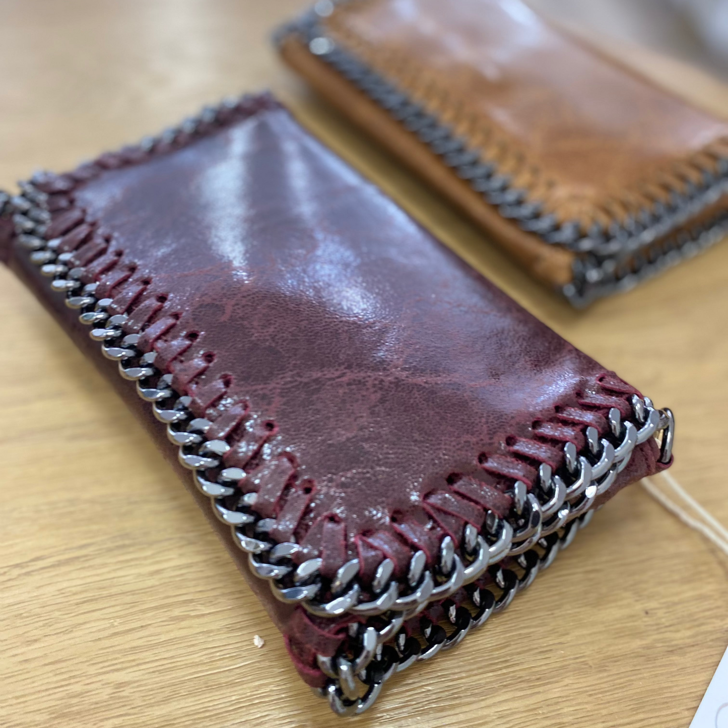 Bolso de piel auténtica 100% con cadena cosida plata oscura