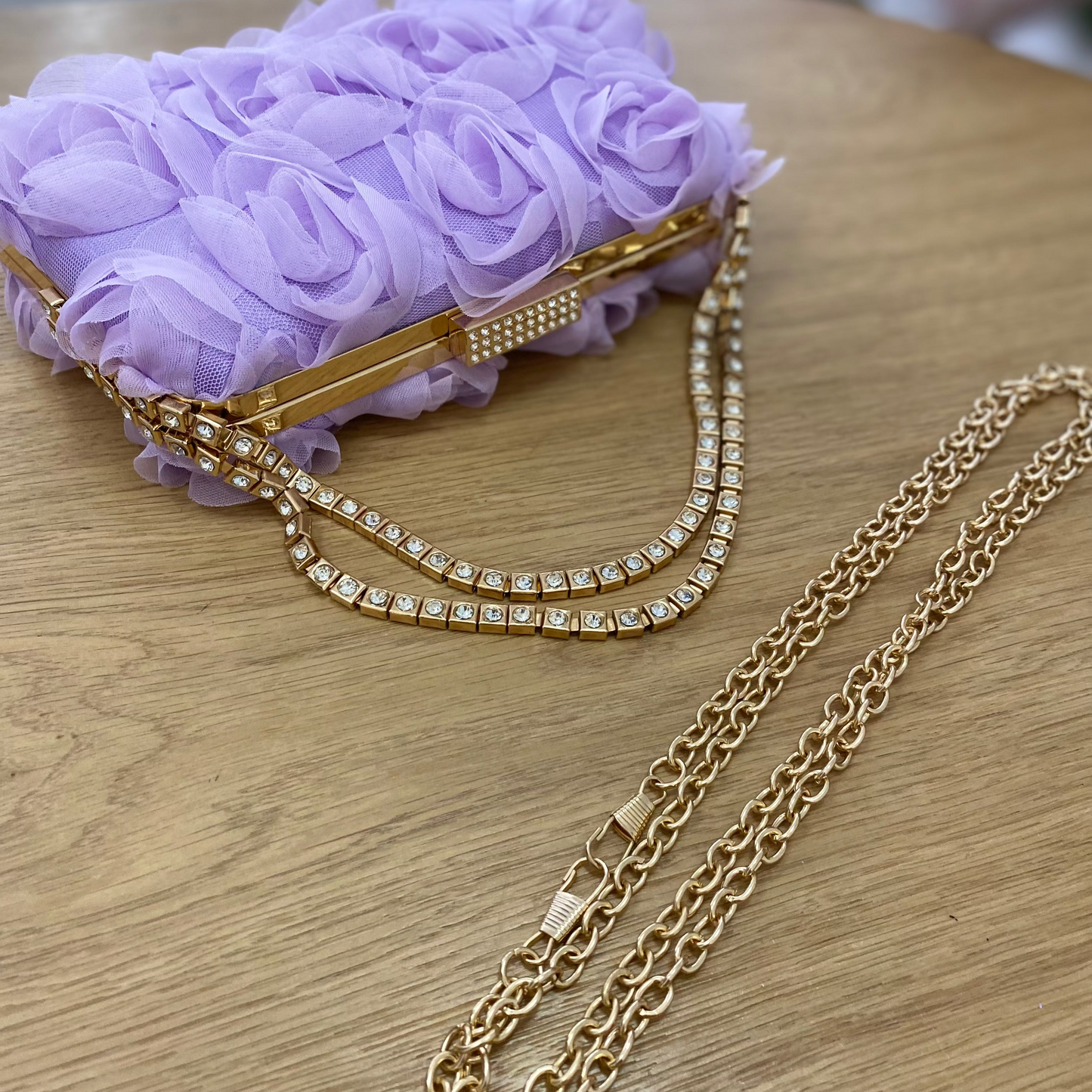 Bolso de mano de fiesta con flores de tela y cadena con circonitas color malva claro - mbyou