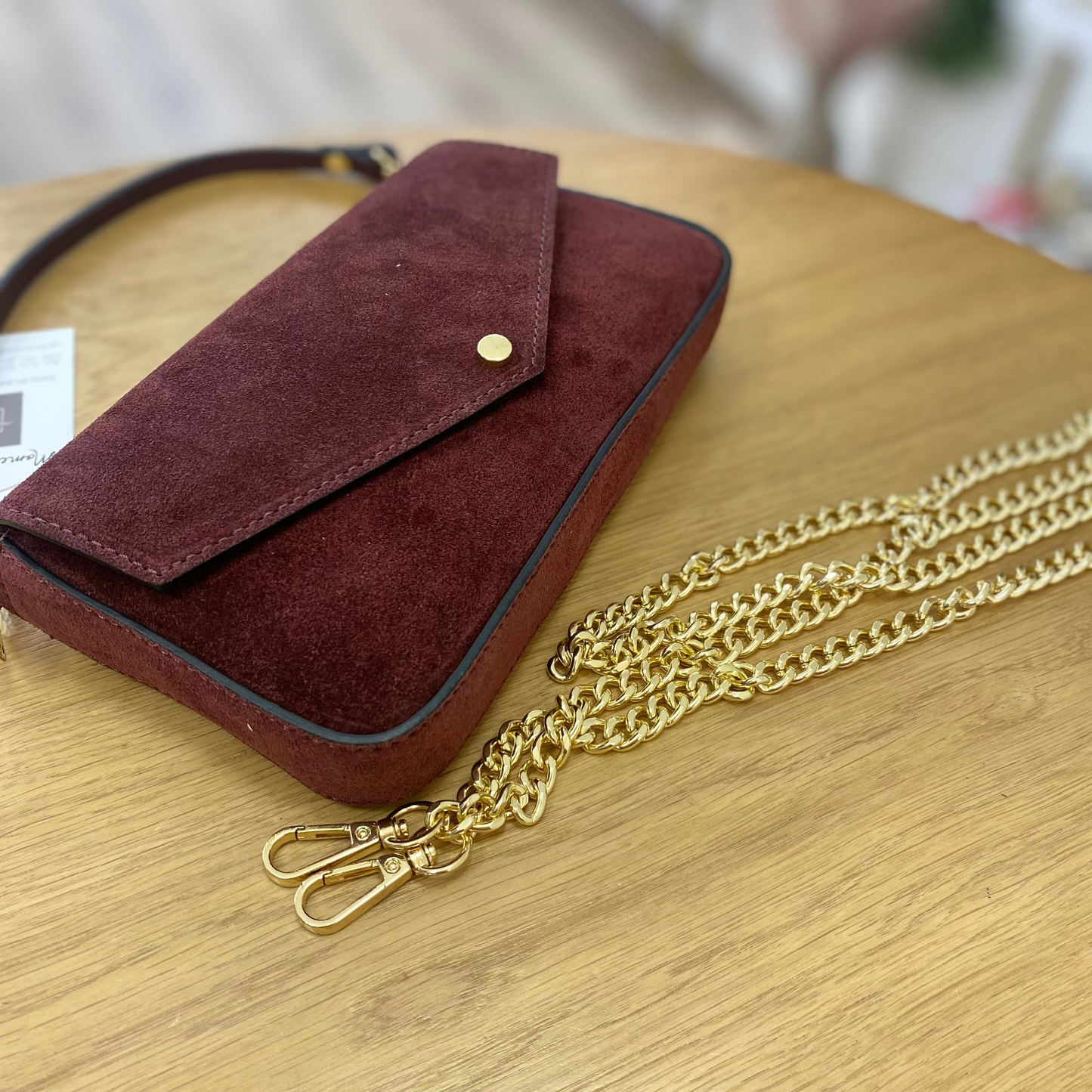 Bolso pequeño de piel 100% vacuno acabado ante con solapa y detalles en dorado color burdeos  - mbyou