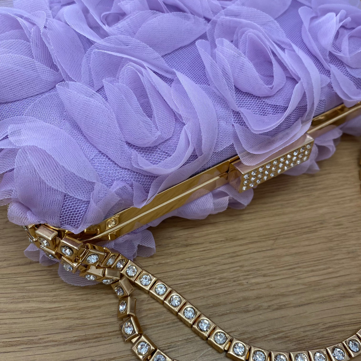 Bolso de mano de fiesta con flores de tela y cadena con circonitas color malva claro - mbyou