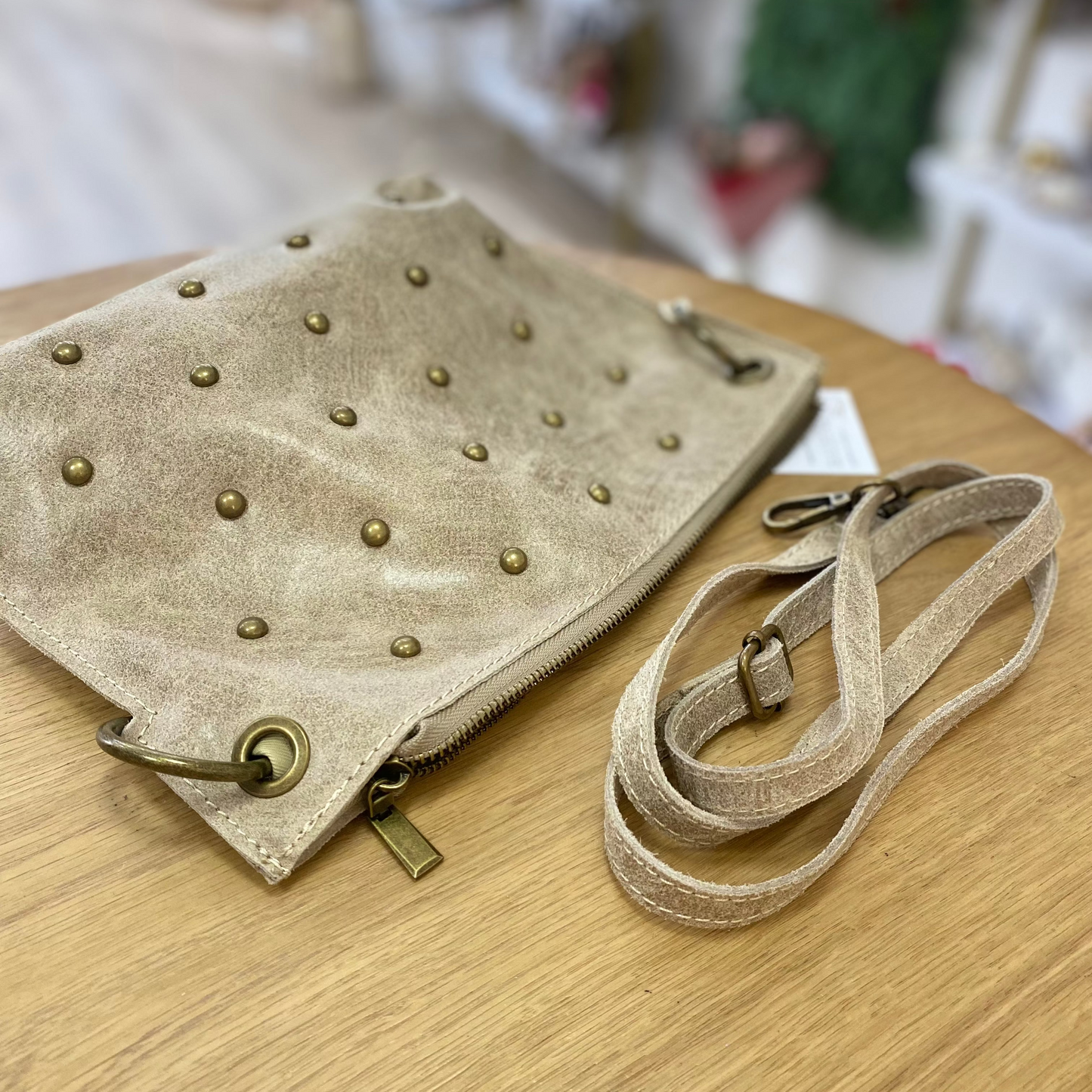 Bolso bandolera piel 100% auténtica con tachuelas y estampado antiguo