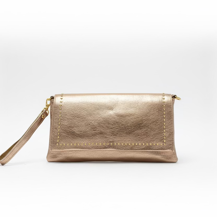 Bolso tipo sobre y piel 100% vacuno con tachuelas y en oro rosa