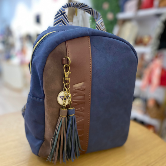 Mochila piel de melocotón con detalle de pompones de color marrón chocolate y azul marino -mbyou