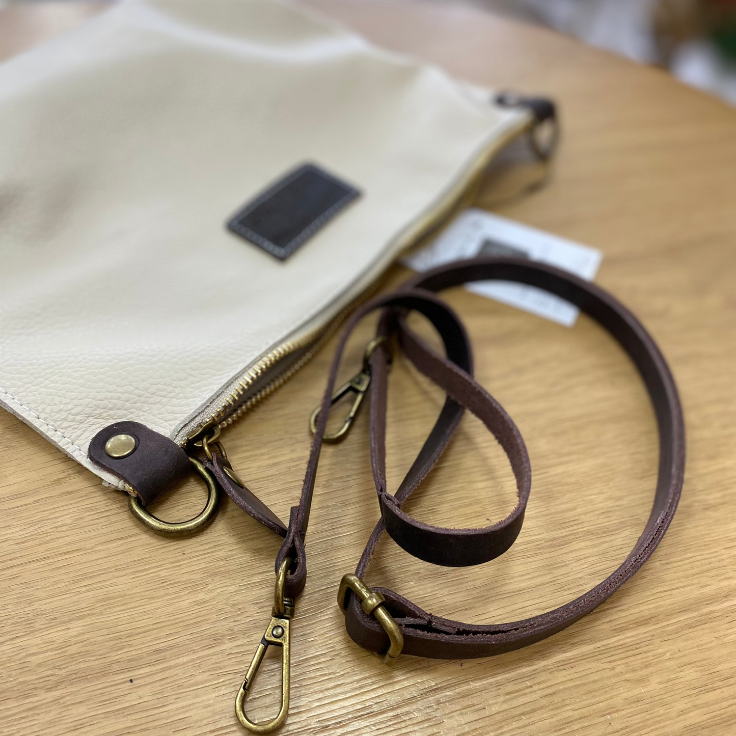 Bolso bandolera de piel 100% vacuno pespuntes en color beige