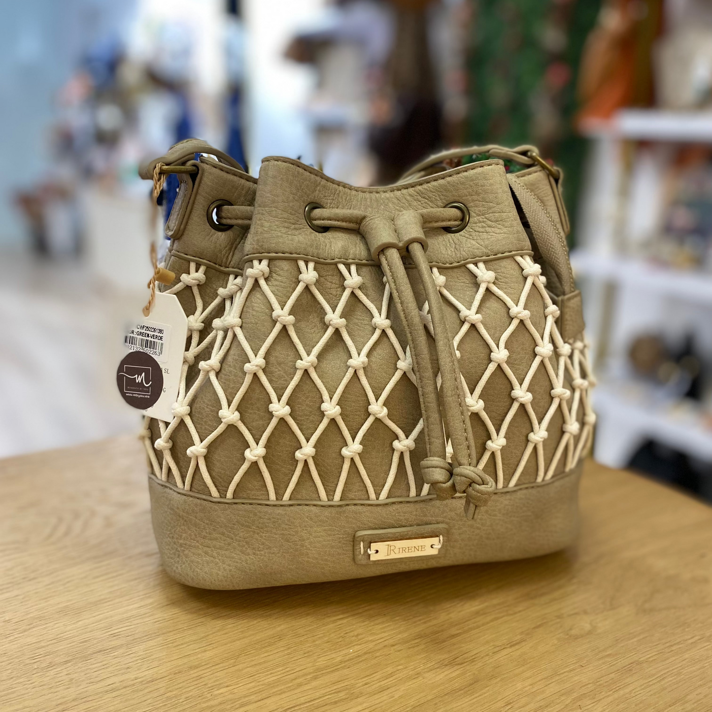 Bolso bandolera en formato saco con malla por la parte media del bolso en color verde grisáceo  - mbyou