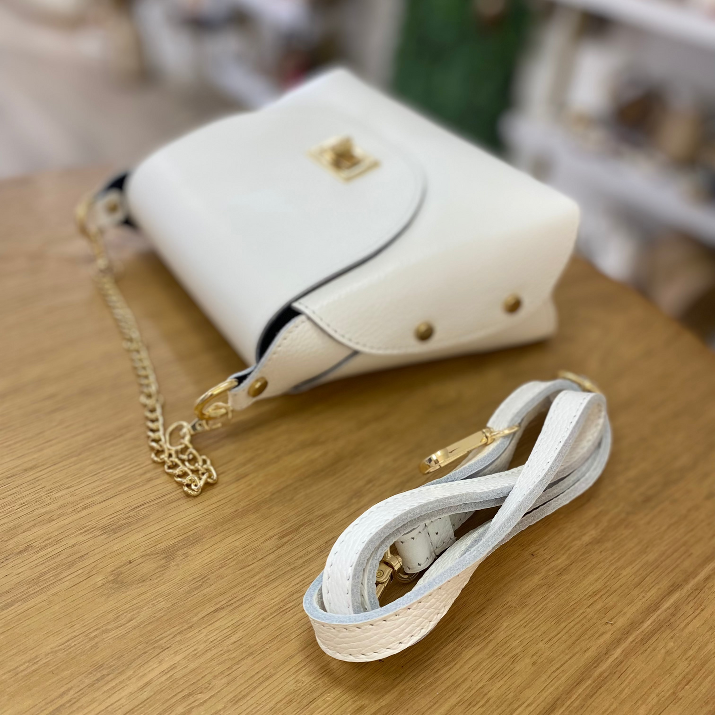 Bolso de piel 100% vacuno tipo bucket con tachuelas