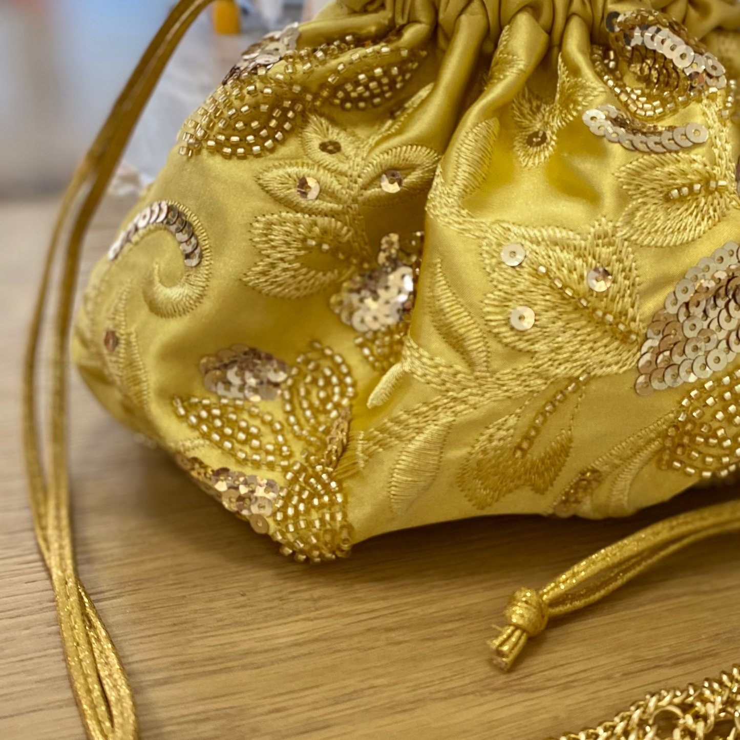Bolso de fiesta tipo bombonera amarillo pastel con bordados y lentejuelas - mbyou