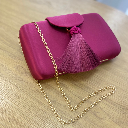 Bolso clutch buganvilla con solapa y borla