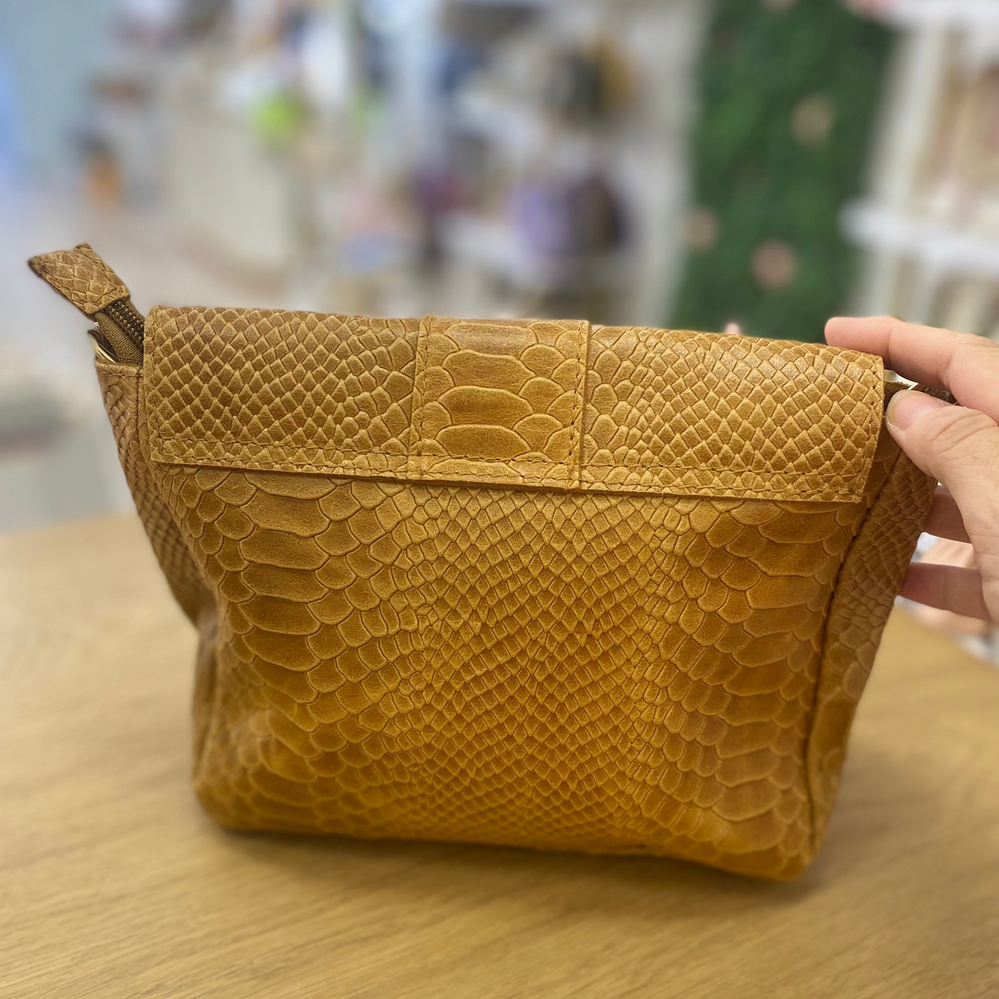Bolso piel 100% vacuno tipo bandolera efecto serpiente color camel - mbyou