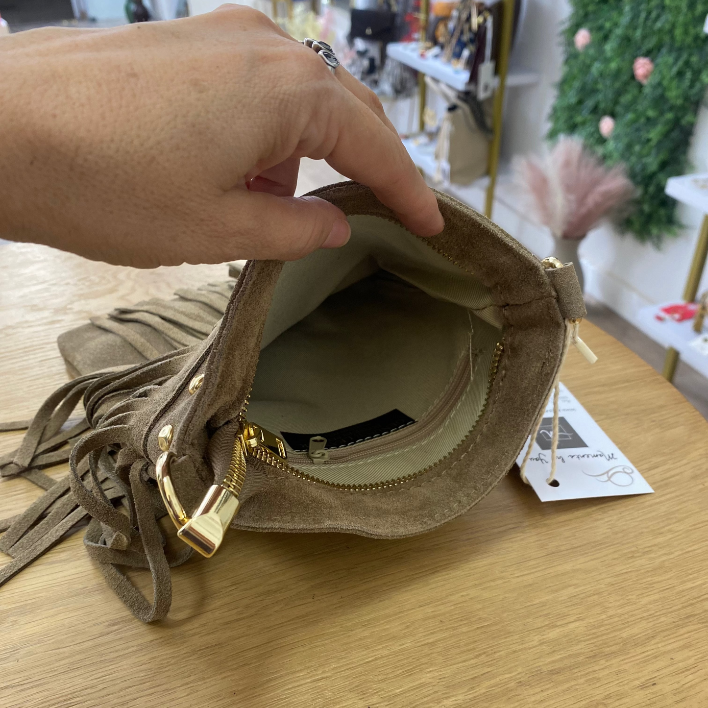 Bolso bandolera de piel 100% ante con flecos y tachuelas en color beige- mbyou